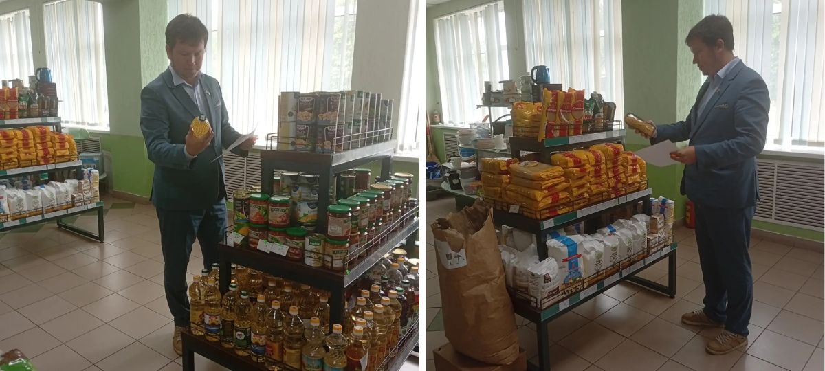 Председатель Техтинского сельисполкома Денис Руцкий проверяет товар в местном РАЙПО