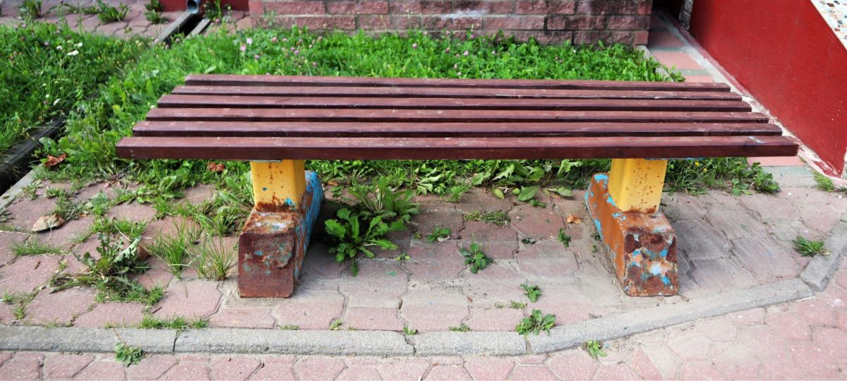 Лавочка у подъезда дома №5 на улице Михаила Забейды-Сумицкого в Молодечно