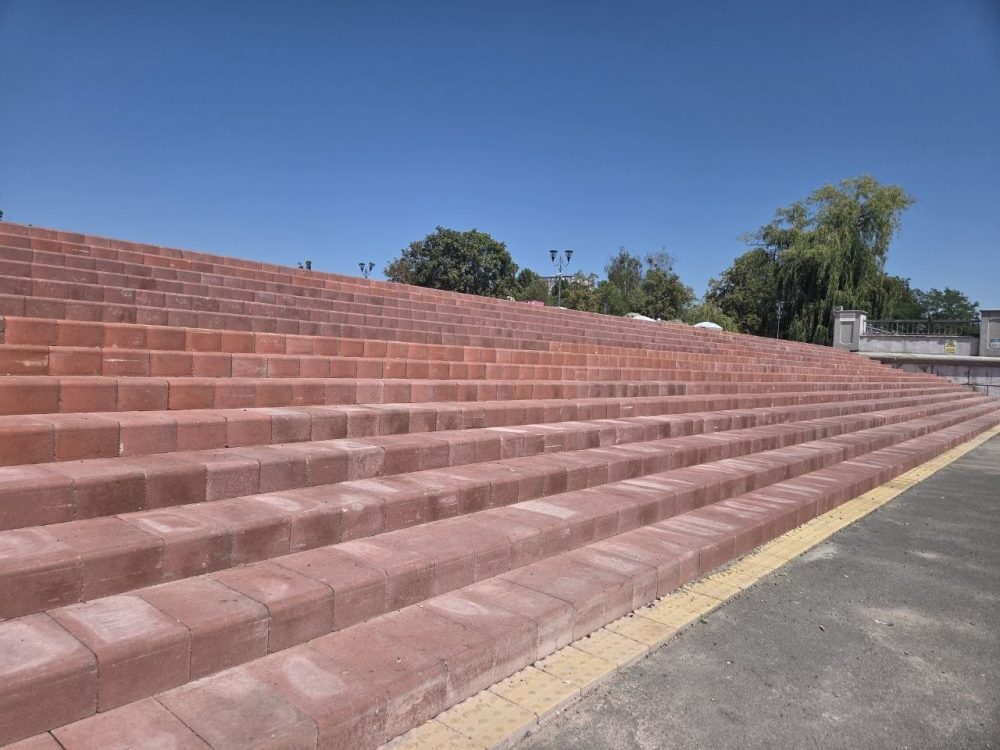 Новые ступеньки на набережной в Бресте. Фото: Брестский горисполком