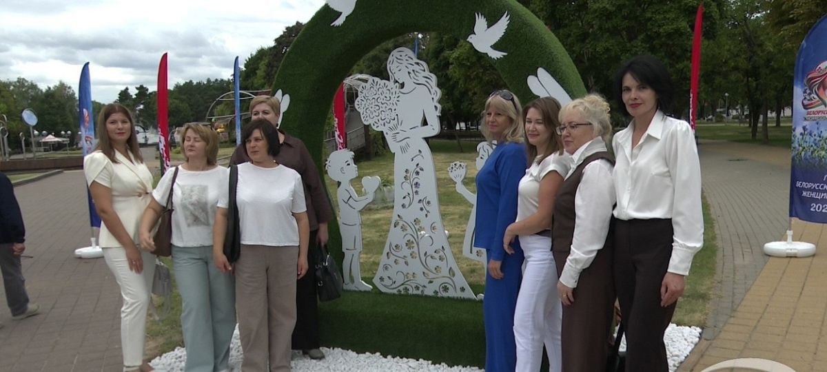 Памятник женщине в Солигорске