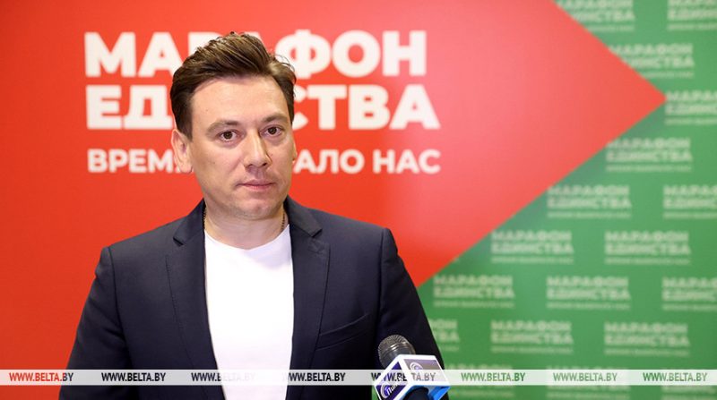 Руслан Алехно во время провластного мероприятия