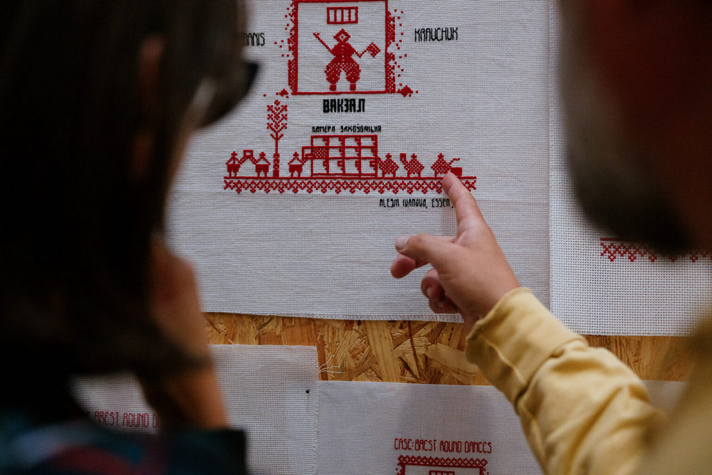 Інсталяцыя #FramedInBelarus Руфіны Базлавай і Stitch It Collective на Biennale Matter of Art у Празе